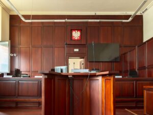 Sala szkoleniowa w hotelu Huta Zawadzka z rzędami krzeseł